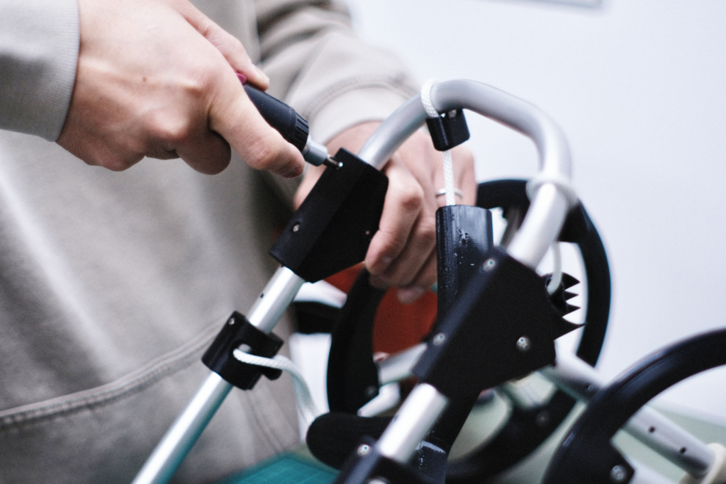 車椅子の調整をしている様子